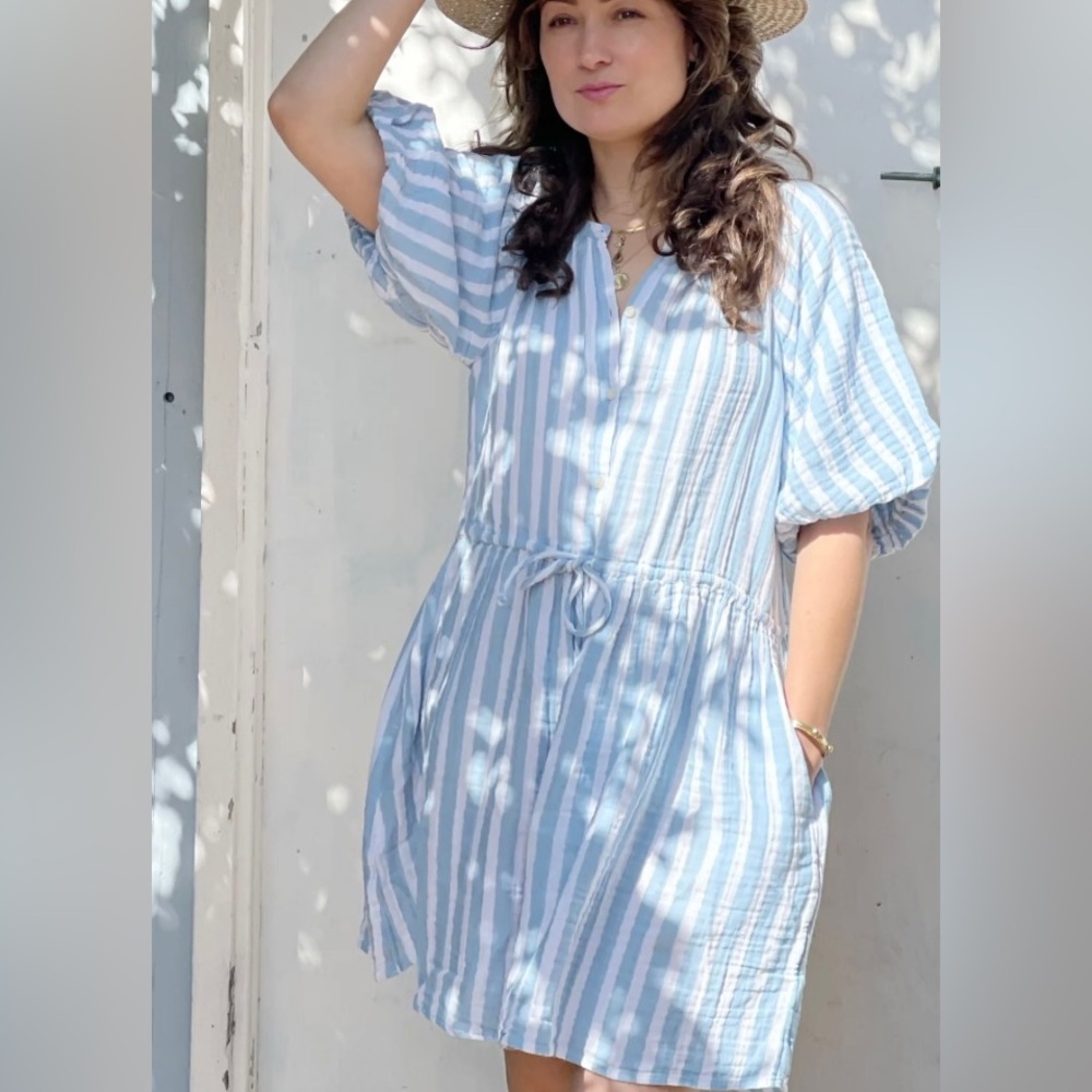 Old navy knee length rutched white and blue striped dress with draw string belt.
